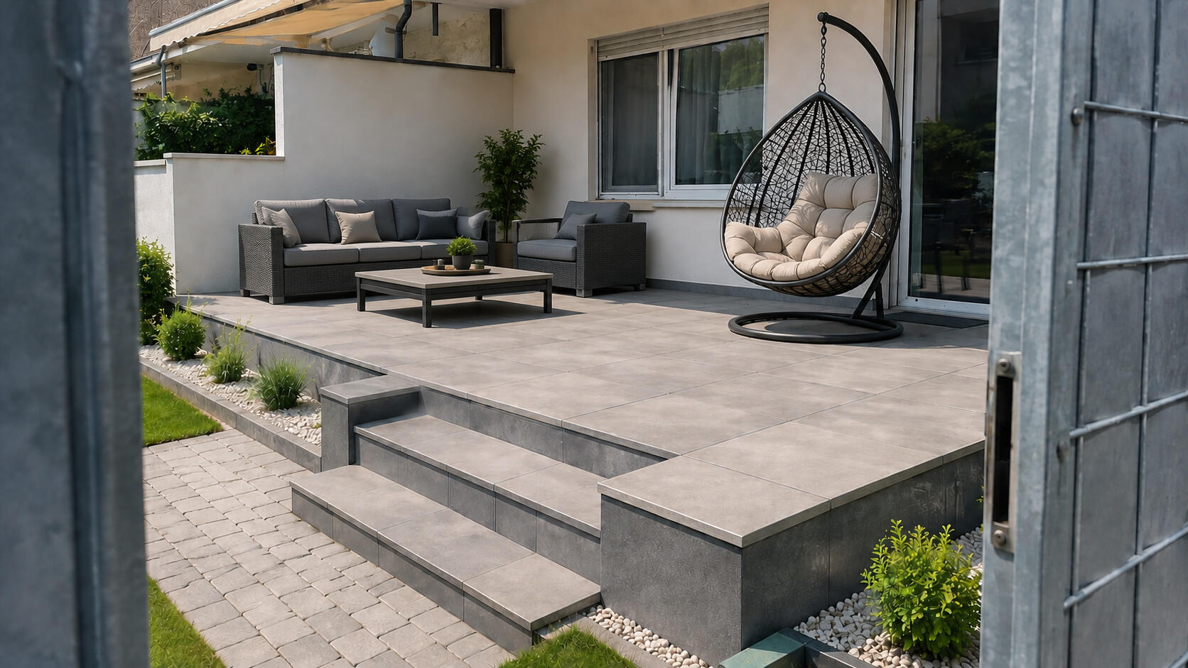 Terrassenbau Terrassenbau im sonnigen Garten